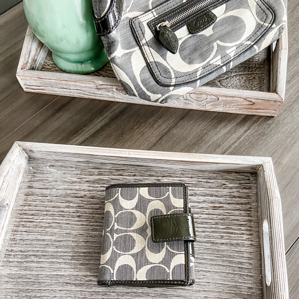 Coach Signature Wallet - Picture 2 of 3